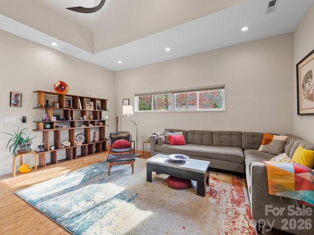 46 Pinecroft Road, Asheville, NC 28804