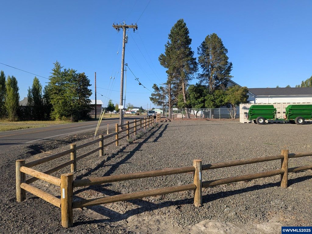 Image 1 of property listing at 7495 Perrydale Rd, Amity, OR 97101