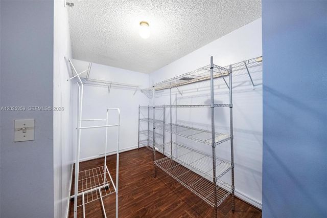 2000 Towerside ter 412, Miami, FL 33138