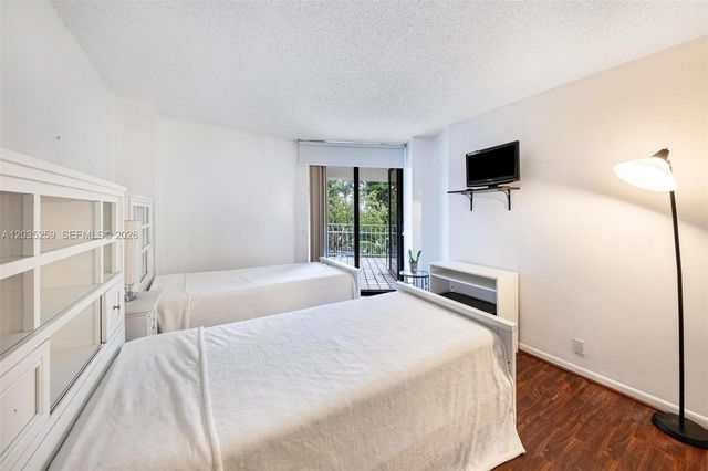 2000 Towerside ter 412, Miami, FL 33138