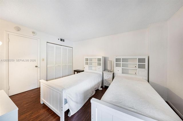 2000 Towerside ter 412, Miami, FL 33138