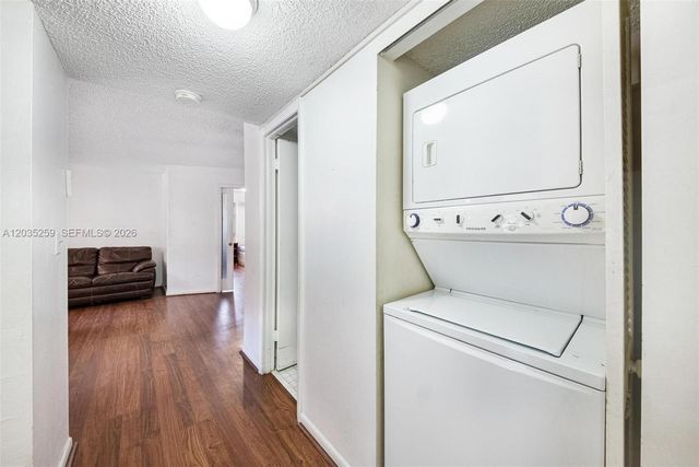 2000 Towerside ter 412, Miami, FL 33138