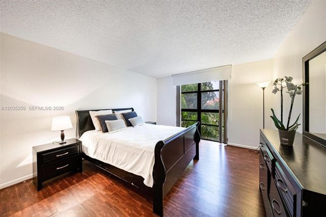 2000 Towerside ter 412, Miami, FL 33138