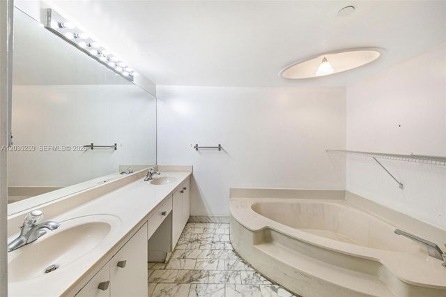 2000 Towerside ter 412, Miami, FL 33138