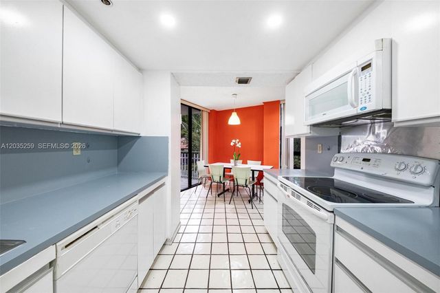2000 Towerside ter 412, Miami, FL 33138