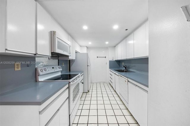 2000 Towerside ter 412, Miami, FL 33138