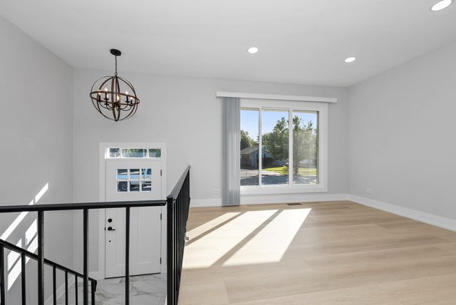 16822 91st Avenue, Orland Hills, IL 60487