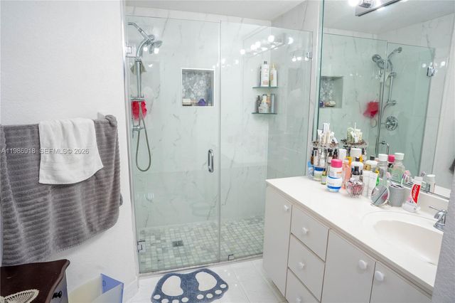 17425 NW 75th Pl 101, Hialeah, FL 33015