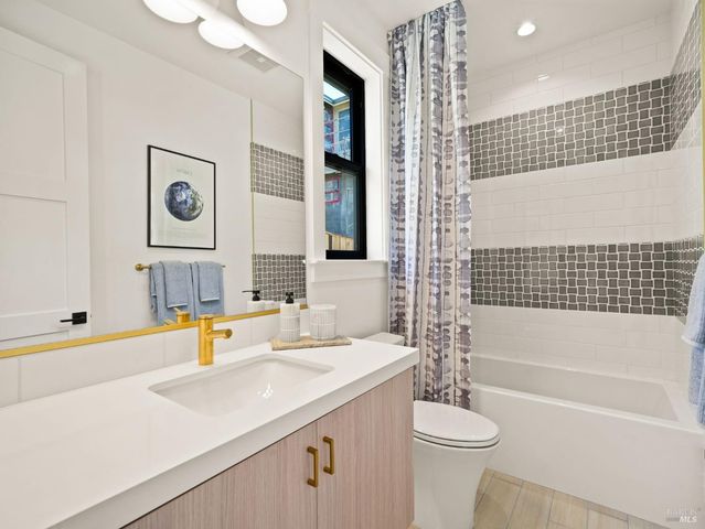 31 Erin Dr, San Rafael, CA 94903