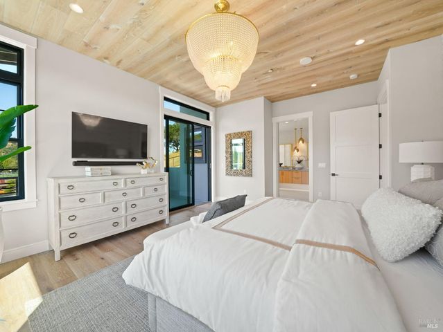 31 Erin Dr, San Rafael, CA 94903