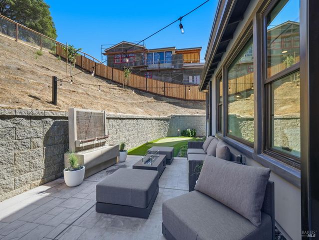 31 Erin Dr, San Rafael, CA 94903