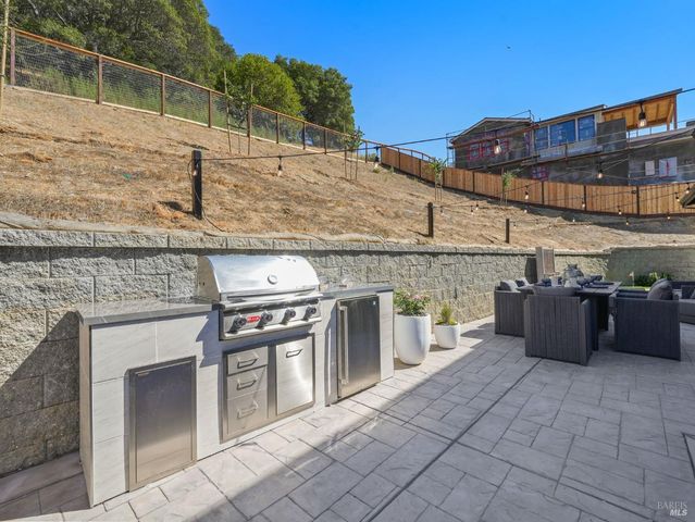 31 Erin Dr, San Rafael, CA 94903