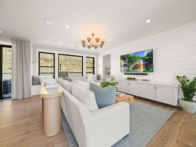 31 Erin Dr, San Rafael, CA 94903