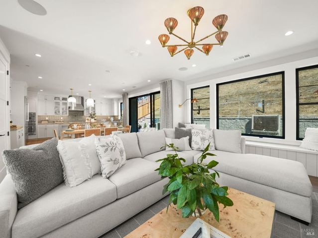 31 Erin Dr, San Rafael, CA 94903