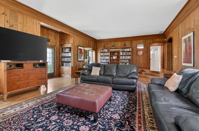 33W480 Thorncroft Drive, Wayne, IL 60184