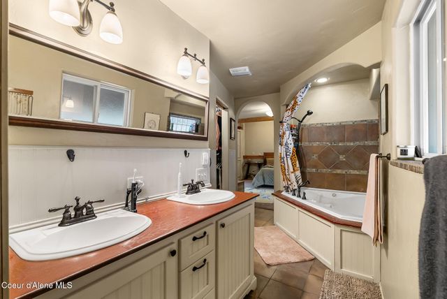 966 N Kootenai Rd, Sandpoint, ID 83864