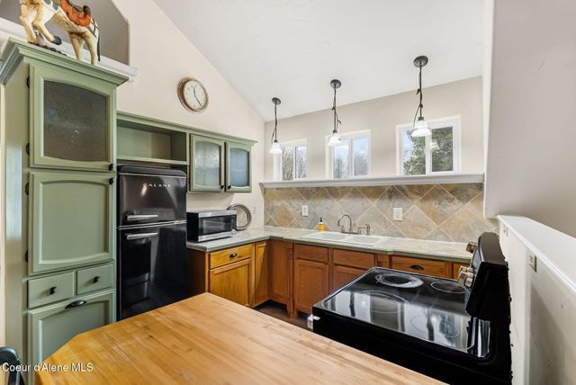 966 N Kootenai Rd, Sandpoint, ID 83864