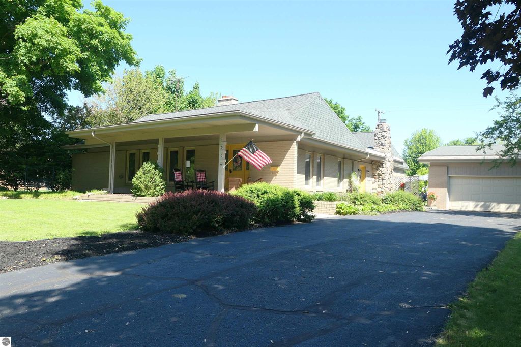 Image 1 of property listing at 1006 Falkirk Road, Alma, MI 48801