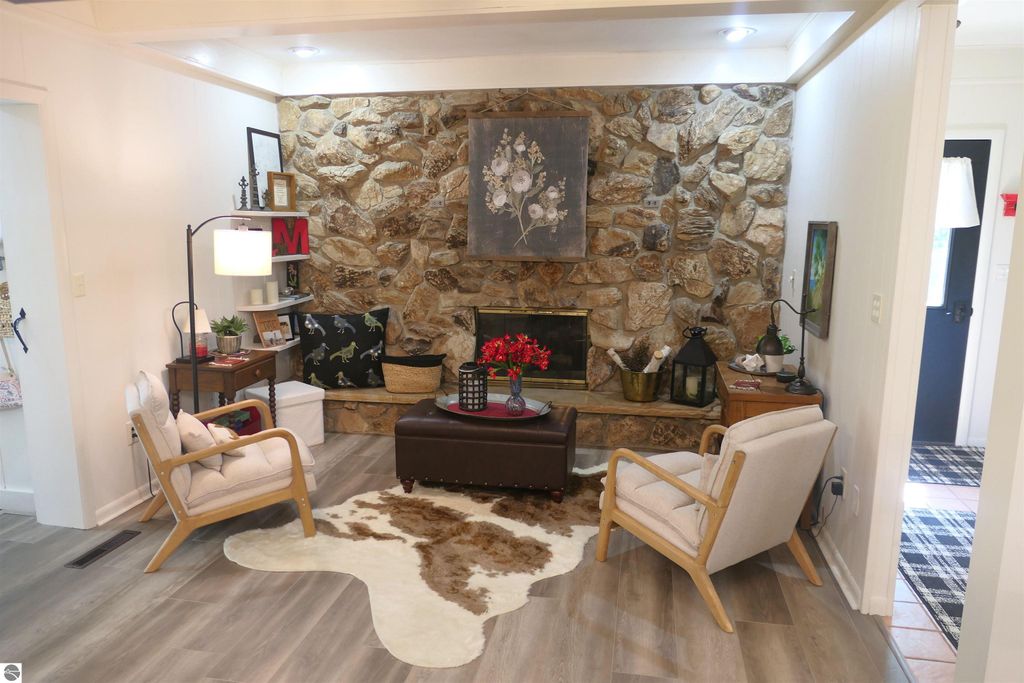 Image 10 of property listing at 1006 Falkirk Road, Alma, MI 48801