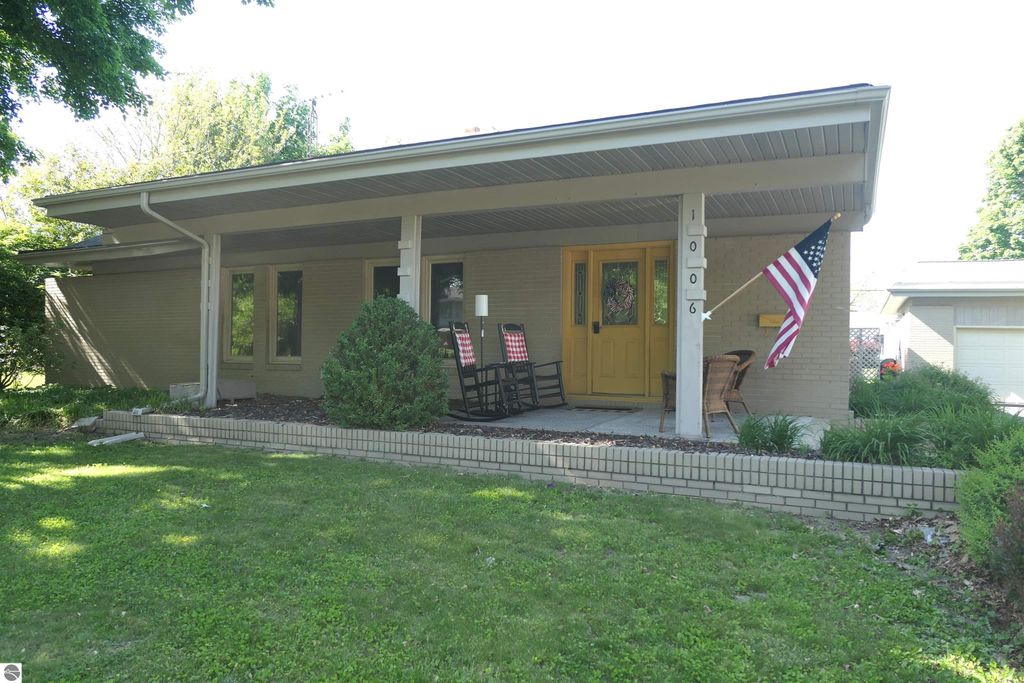 Image 2 of property listing at 1006 Falkirk Road, Alma, MI 48801