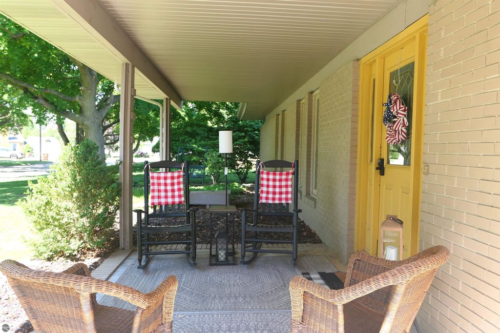Image 3 of property listing at 1006 Falkirk Road, Alma, MI 48801