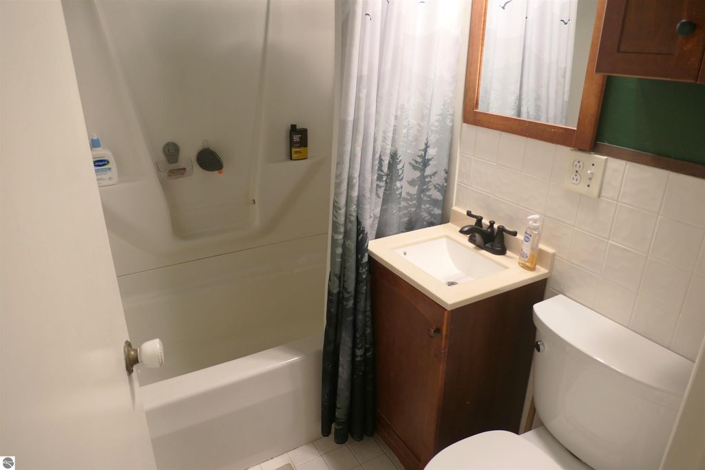 Image 34 of property listing at 1006 Falkirk Road, Alma, MI 48801