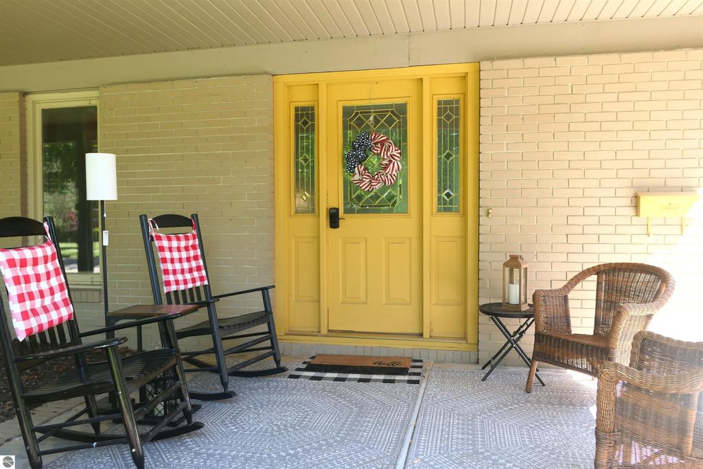 Image 4 of property listing at 1006 Falkirk Road, Alma, MI 48801