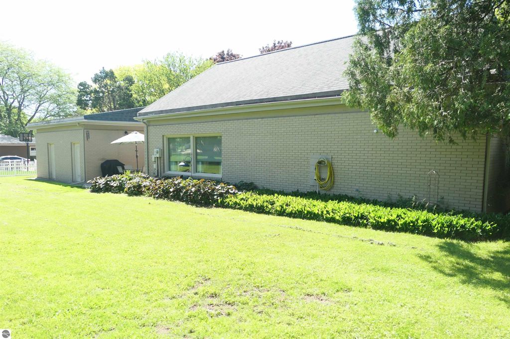 Image 41 of property listing at 1006 Falkirk Road, Alma, MI 48801