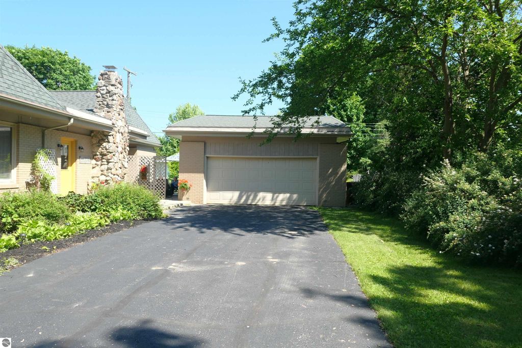 Image 42 of property listing at 1006 Falkirk Road, Alma, MI 48801