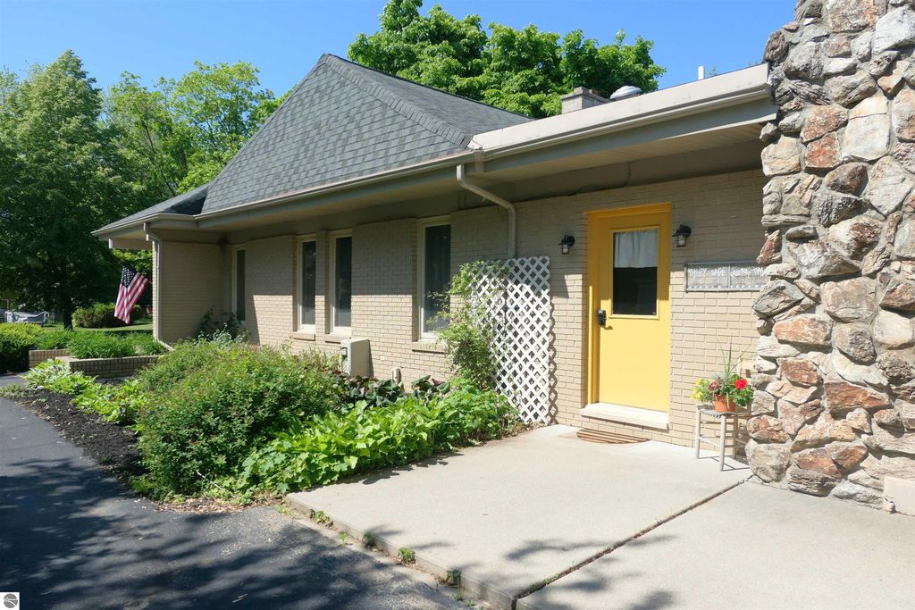 Image 5 of property listing at 1006 Falkirk Road, Alma, MI 48801