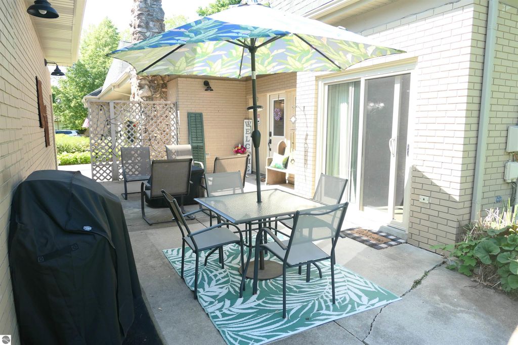 Image 6 of property listing at 1006 Falkirk Road, Alma, MI 48801
