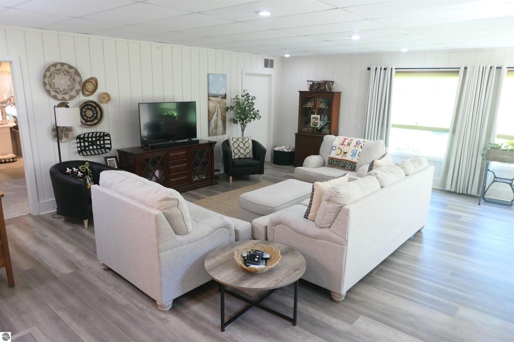 Image 7 of property listing at 1006 Falkirk Road, Alma, MI 48801