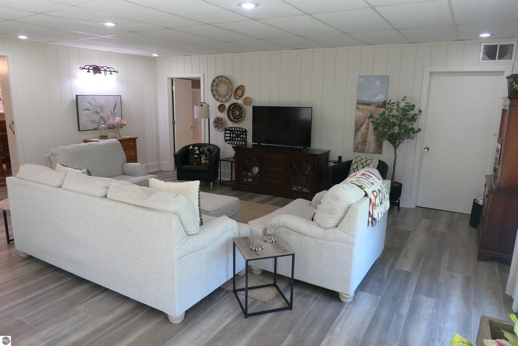 Image 8 of property listing at 1006 Falkirk Road, Alma, MI 48801