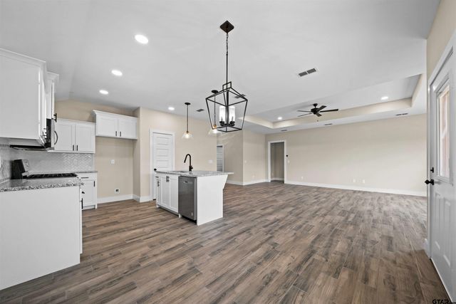 16221 Crossing Circle, Lindale, TX 75771