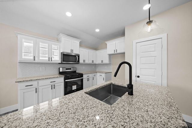 16221 Crossing Circle, Lindale, TX 75771