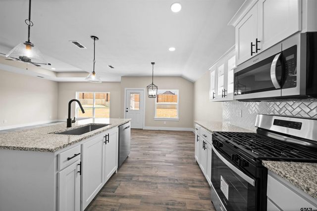 16221 Crossing Circle, Lindale, TX 75771