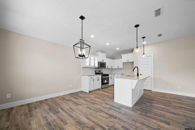 16221 Crossing Circle, Lindale, TX 75771