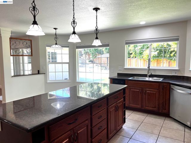 1147 Lomitas Ave, Livermore, CA 94550