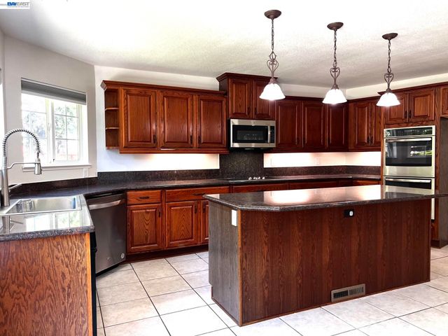 1147 Lomitas Ave, Livermore, CA 94550