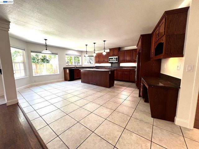 1147 Lomitas Ave, Livermore, CA 94550