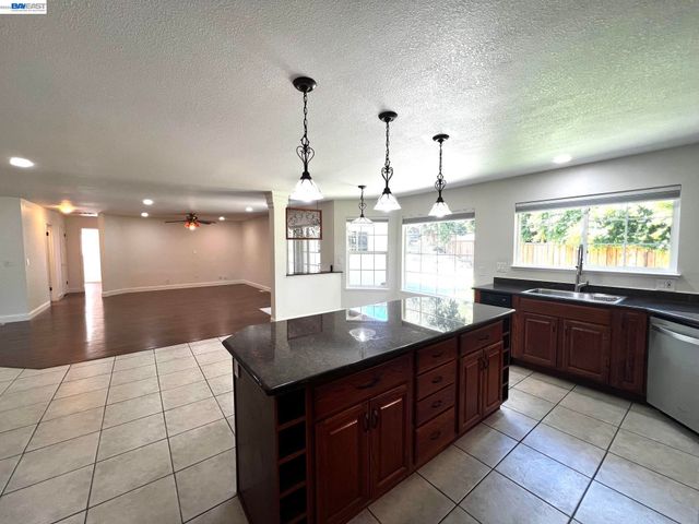 1147 Lomitas Ave, Livermore, CA 94550