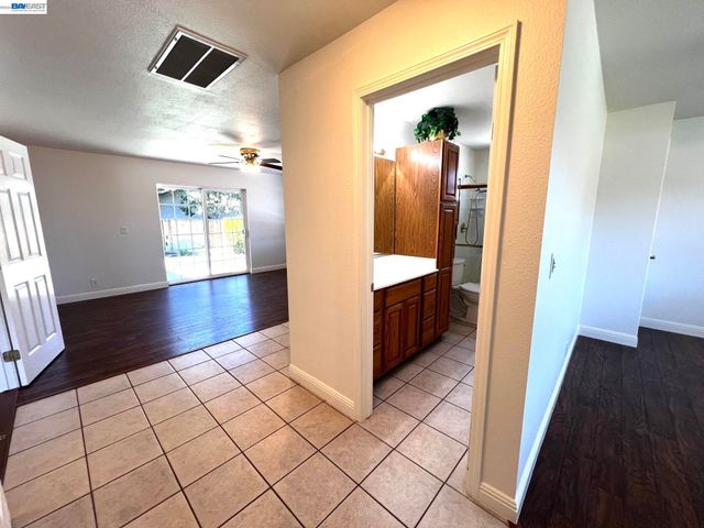 1147 Lomitas Ave, Livermore, CA 94550