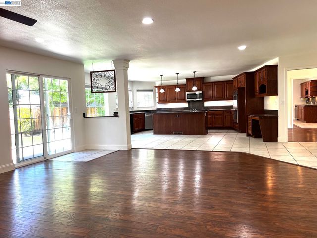 1147 Lomitas Ave, Livermore, CA 94550