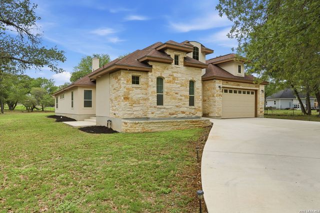 306 County Road 6876, Natalia, TX 78059