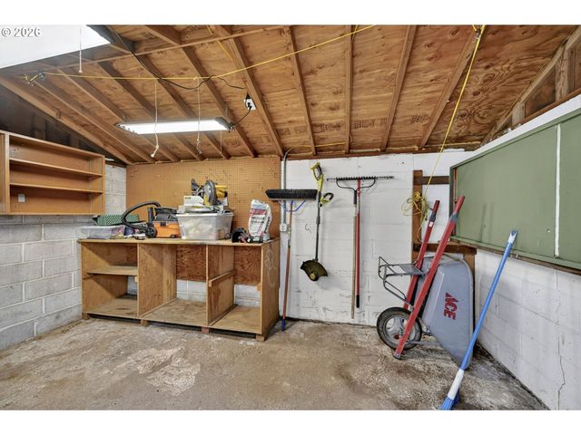 6128 Se REEDWAY St, Portland, OR 97206