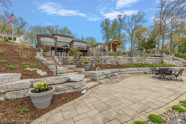4353 Forest Avenue, Waterford, MI 48328