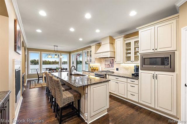 4353 Forest Avenue, Waterford, MI 48328