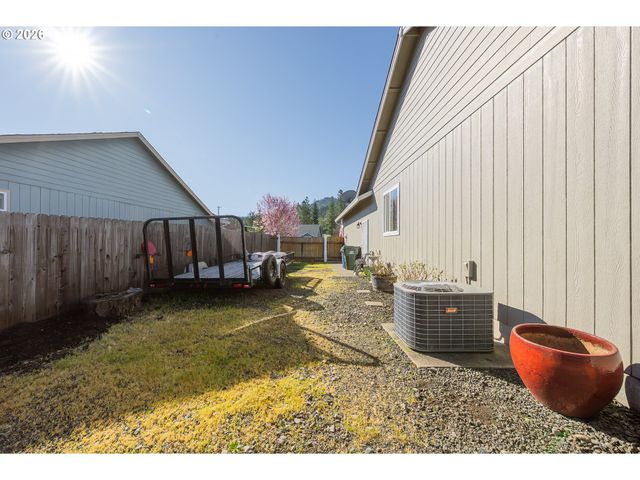 2579 PEACHWOOD Ct, Sutherlin, OR 97479