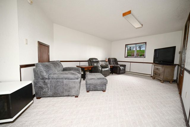 1729 162nd Ave, Manchester, IA 52057