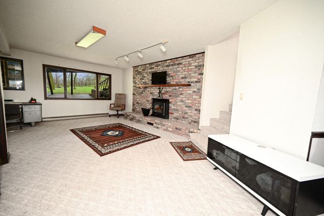 1729 162nd Ave, Manchester, IA 52057